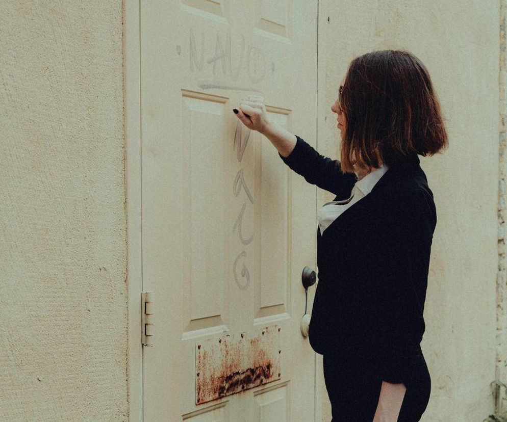 Ruszyły zmasowane kontrole Polaków. Już pukają do domów w całym kraju. Czy trzeba im otwierać?