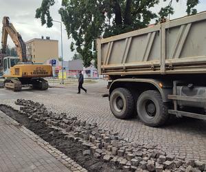 Zrywają kostkę na ulicy Dąbrowskiego w Lesznie. Wyleją tam asfalt.