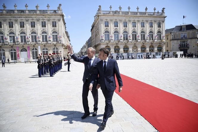 Tusk Macron