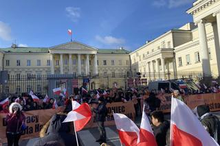 Kupcy z Marywilskiej 44 protestują pod Ratuszem. Walczą z podwyżką czynszu w centrum handlowym