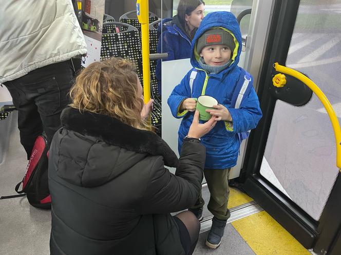 W gorzowskich autobusach elektrycznych przedstawiciele miasta rozdawali kubki i kalendarze