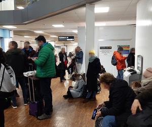 Polacy porzuceni na lotnisku w Londynie. Nie mają co jeść, chorym brakuje leków. Wizzair oddelegował do kontaktu sprzątaczkę