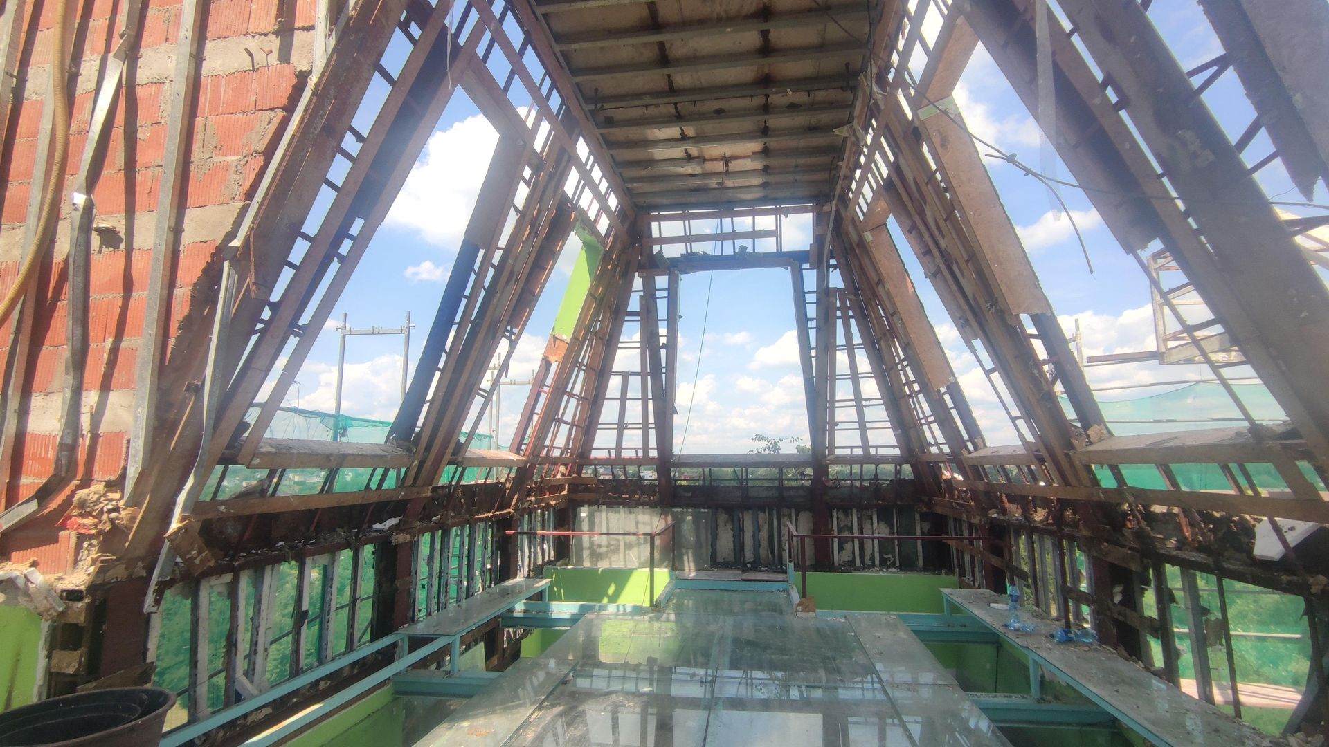 Rozbiórka słynnej willi na dachu bloku