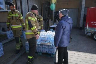 Awaria wody w Otwocku. Strażacy rozdawali wodę mieszkańcom (2.04.2025)