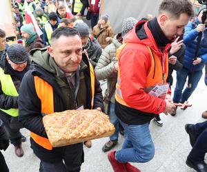 Protest rolników 20 marca przed Lubelskim Urzędem Wojewódzkim w Lublinie