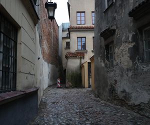 Ul. Ku Farze na Starym Mieście w Lublinie to jedna z najwęższych ulic w Polsce!