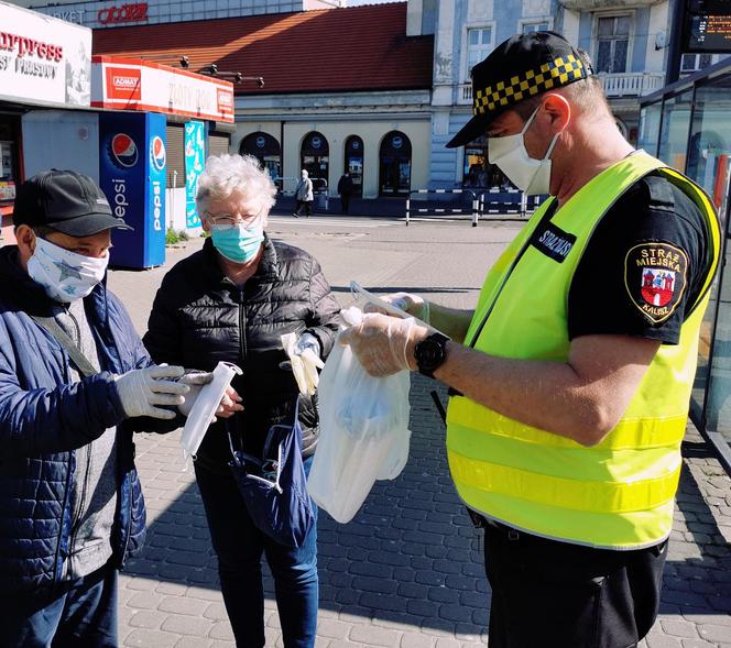 Kalisz. Straż miejska rozdaje maseczki i edukuje mieszkańców! [ZDJĘCIA] 