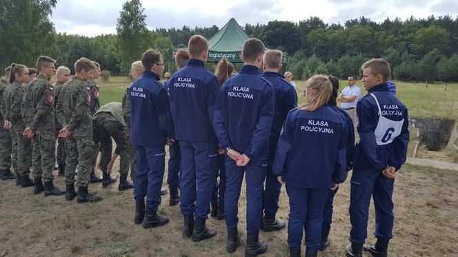 Rzucali granatem do celu, ciągnęli ciężarówkę i strzelali z broni. Zlot klas mundurowych z regionu za nami!