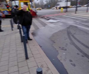 Łódź. Wypadek na skrzyżowaniu Aleksandrowskiej z Rydzową. Tramwaj zderzył się z ciężarówką [ZDJĘCIA].