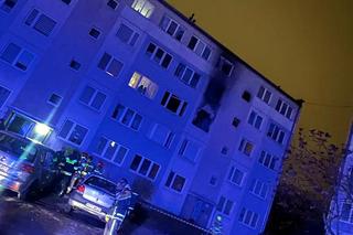 Pożar w bloku w Stalowej Woli. Mężczyzna wyskoczył na balkon niżej 