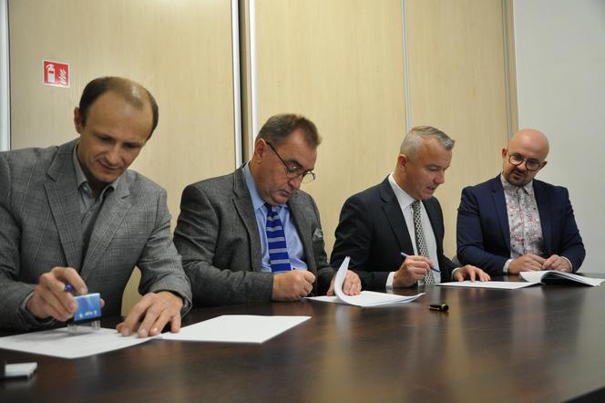 Podpisano umowę na remont drogi  Ząbrowo - Ołużna – Charzyno