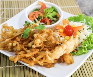 Jak przyrządza się grzyby enoki? Genialny przepis na chrupiącą przekąskę z patelni