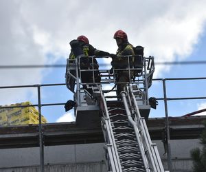 Pożar dachu budowanego budynku straży pożarnej. Zdjęcia z miejsca zdarzenia