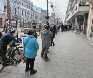 Tłusty czwartek 2025. Wielkie kolejki przed łódzkimi cukierniami [ZDJĘCIA]