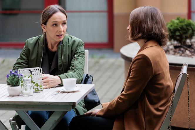 Na Wspólnej odc. 3492. Iga (Lidia Sadowa), Marta (Joanna Jabłczyńska)