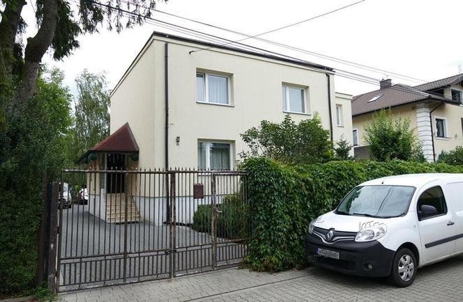 Dom przy ul.  Storczykowej 84 w Warszawie za 613 500 zł (cena oszacowana to 818 000 zł)