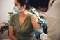 Pierwszy kraj na świecie zatwierdził szczepionkę przeciw Omikronowi. Szczepienia ruszają lada moment