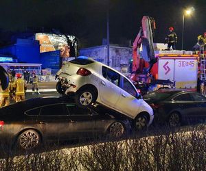 Karambol w Warszawie. Jeden samochód na dachu drugiego