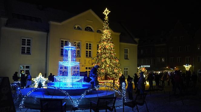 Świąteczne iluminacje w Olsztynie zachwycają. Prawdziwą „gwiazdą” jest choinka na starówce [ZDJĘCIA]