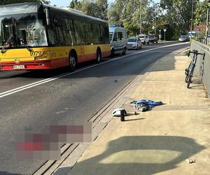 Czołowe zderzenie autobusu miejskiego z rowerzystą w Warszawie. Niedawno zginęły tam trzy osoby