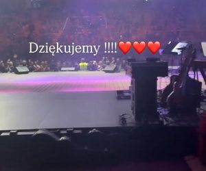 Justyna Steczkowska niczym papież! Gwiazda wyciąga rękę do fanów ze swojego jusiamobile