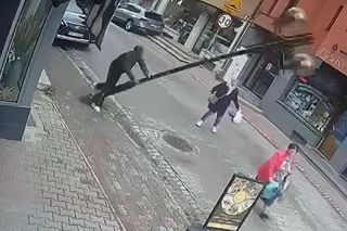 Niewiarygodne zdarzenie na Podhalu. Mężczyzna oparł się o latarnię, a ta runęła na kobietę 