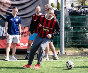 Karol Nawrocki gra w piłkę