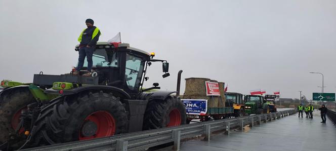 Trwa protest rolników. Drogi na Pomorzu są sparaliżowane. Gdzie trwają utrudnienia? 