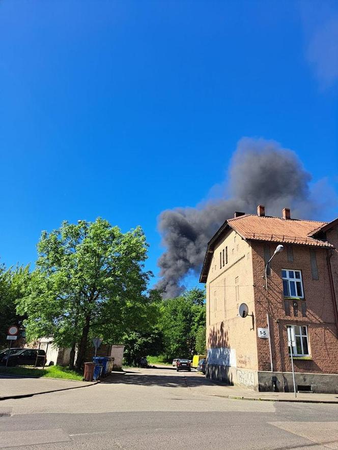 Ogromny pożar w Świętochłowicach! Czarny dym nad miastem. Płoną toksyczne śmieci!