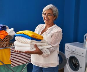 Babcia Krysia tak prała ręczniki. Wlewała to do pralki Frani, a ręczniki były zawsze miękkie i puchate! Bez octu! Sama też tak piorę ręczniki. Sposób na pranie ręczników, by były miękkie 