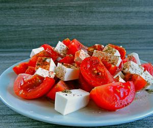 Sałatka z fetą i pomidorkami. Tylko 3 składniki, w tym świetny sos