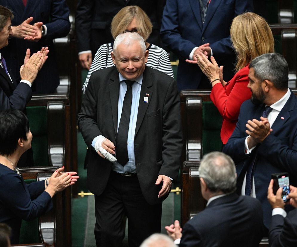 Jarosław Kaczyński z palcem w bandażu