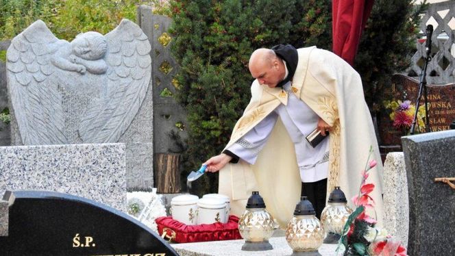 W Bielsku-Białej pochowano 164 nienarodzonych dzieci. "Nie mówicie, że utraciliście dziecko. Ono żyje"