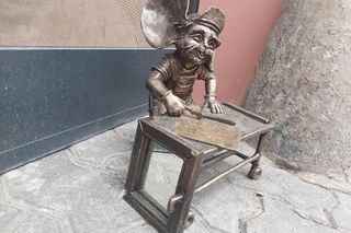 Myszka Molly jako zapracowany szklarz. Kolejna figurka z brązu stanęła, a właściwie usiadła za warsztatowym stołem przy bydgoskiej ulicy