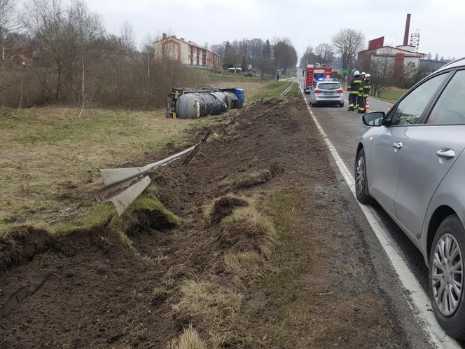 Cysterna z płynnym asfaltem wypadła z drogi