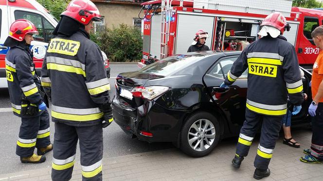 Groźne zderzenie samochodu ciężarowego z osobówką na Kamiennej w Bydgoszczy [ZDJĘCIA]