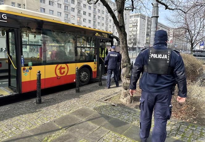 Dramat w centrum stolicy. Ktoś ostrzelał autobusy i tramwaj. Trwają poszukiwania sprawcy