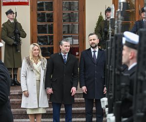 Wicepremier, minister obrony narodowej Władysław Kosiniak-Kamysz oraz sekretarz obrony USA Pete Hegseth na spotkaniu w siedzibie MON w Warszawie