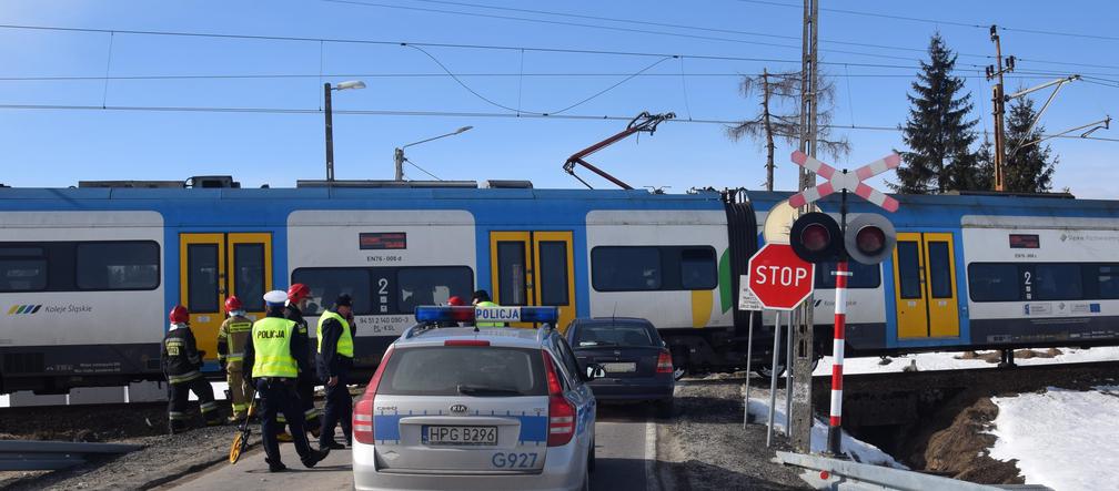 O krok od tragedii w Małopolsce! Wjechała wprost pod pociąg