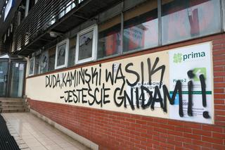 Napis na siedzibie PiS w Warszawie