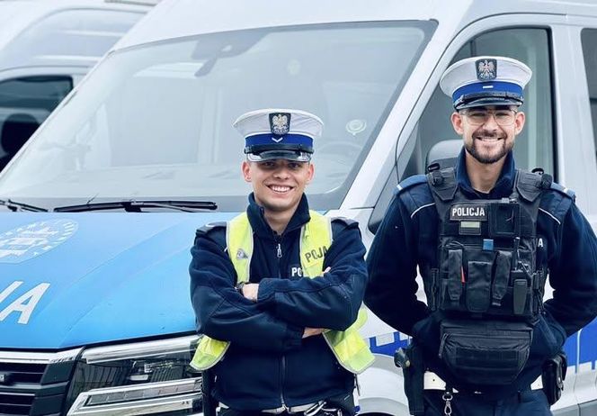 Policjanci uratowali mamę i jej nowo narodzoną córeczkę