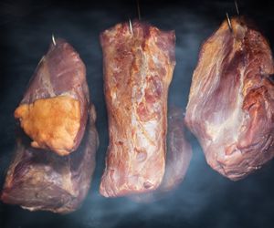 Jak robi się boczek i słoninę wędzoną w domowej wędzarni?