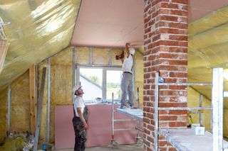 Jak wykończyć sufit na poddaszu płytami gipsowo-kartonowymi