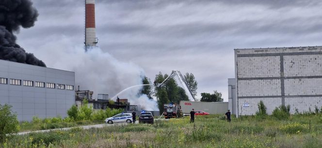 Pożar składowiska opon w Toruniu. Dym widoczny z daleka
