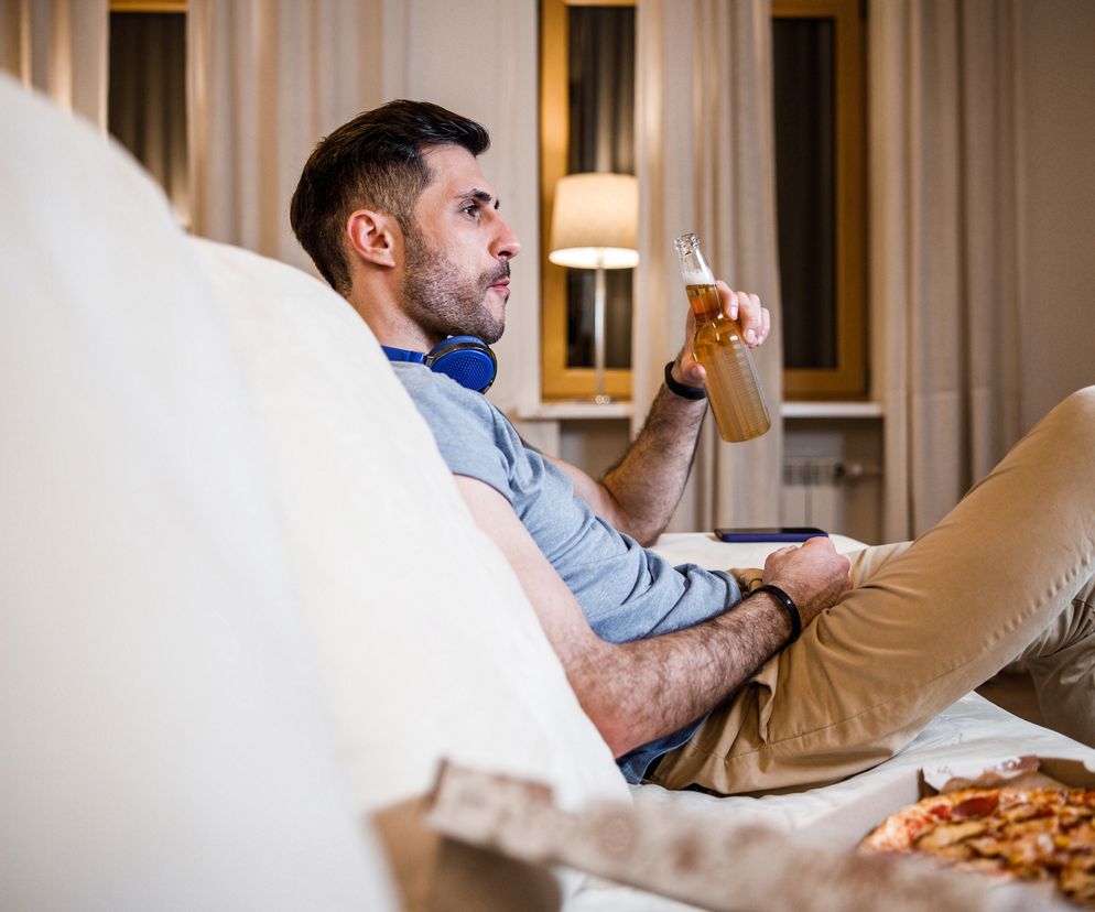 Pijesz niedużo, ale codziennie? Sprawdź, co się dzieje z twoim organizmem