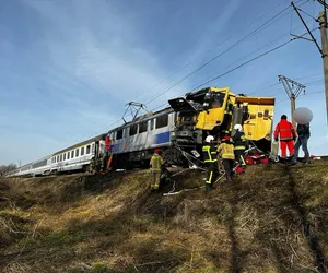 Ciężarówka zderzyła się z pędzącym pociągiem do Bielska-Białej. Są osoby poszkodowane