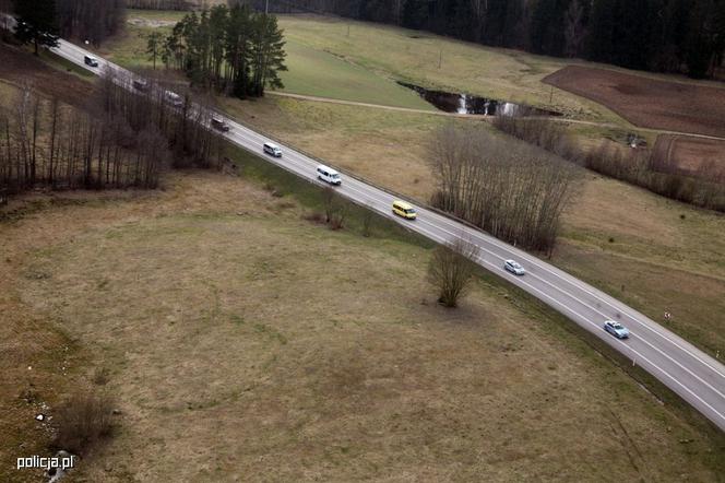 Wielki transport z cudzoziemcami przekroczył granicę. Pojechali w kierunku Litwy [ZDJĘCIA]