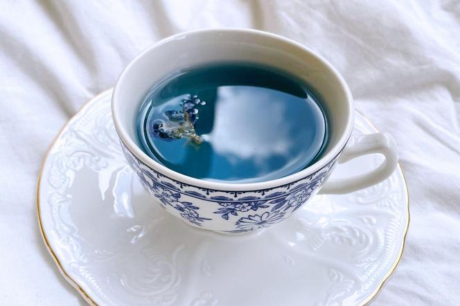 Zapomnij o zwykłej herbacie. Ten niebieski napój to zastrzyk młodości