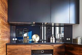 Nowoczesne 63-metrowe mieszkanie z drewnem i kolorem