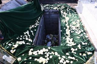 Przejmujący widok na grobie Lizy. To miejsce wyróżnia się na cmentarzu